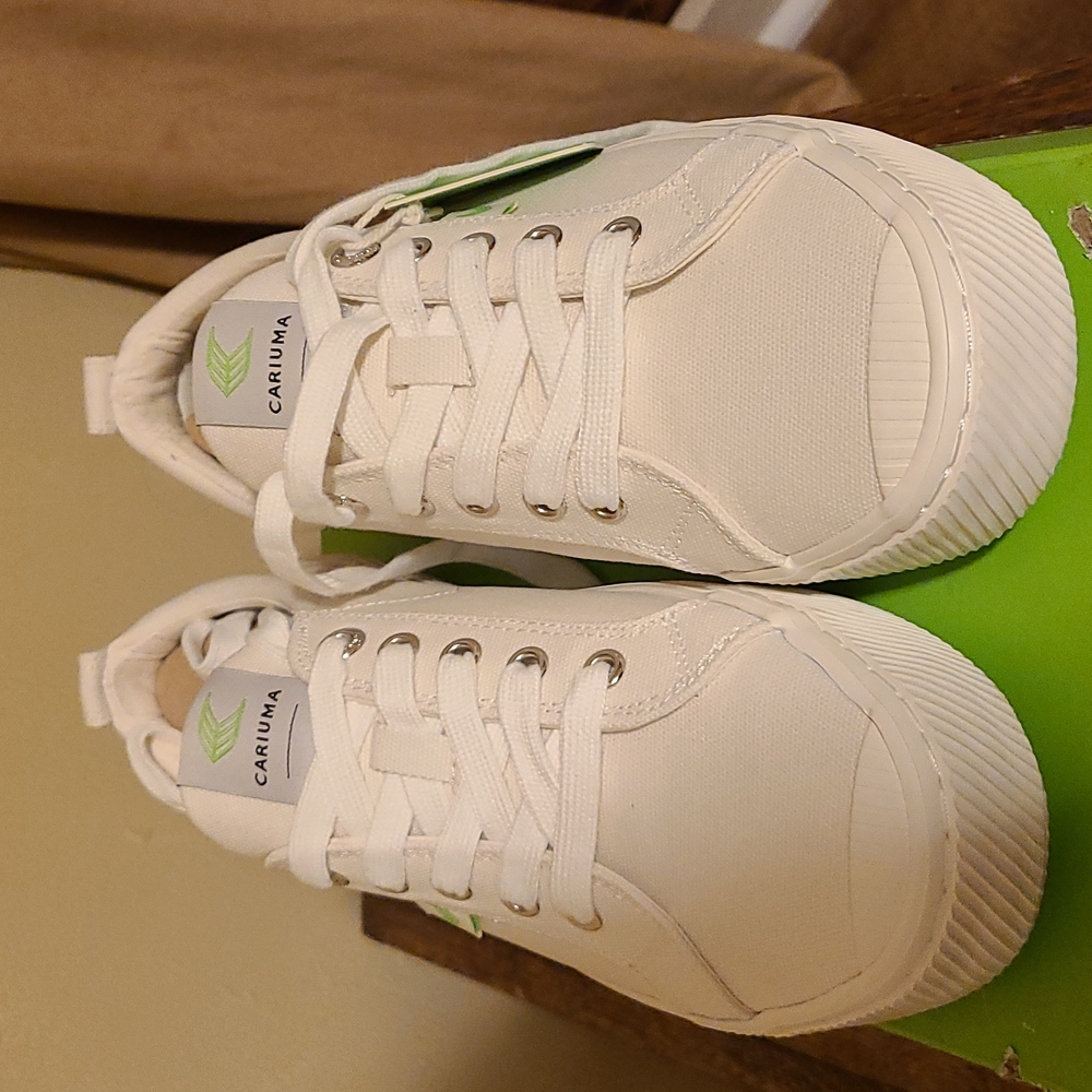 Cariuma Sneakers